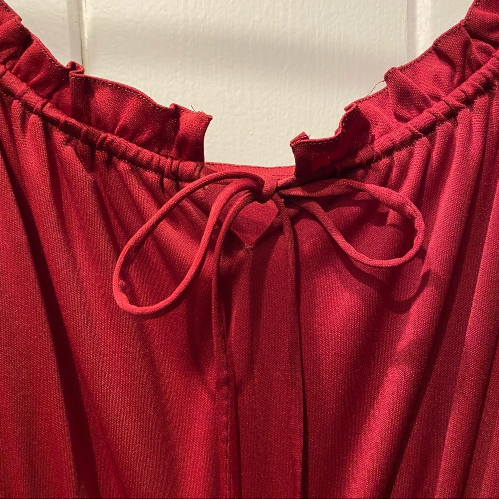 Elegant Red Sleeveless Dress - Picture 4 of 10